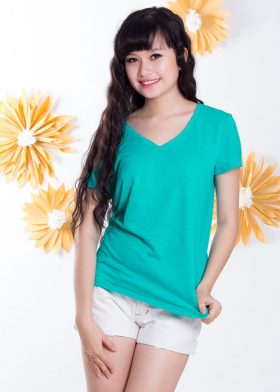 Trẻ trung với áo thun nữ trơn, cổ tim: Aothungiare.com