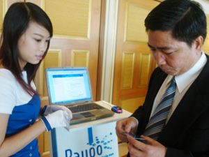 Thanh toán điện tử ngày càng mở rộng giúp người tiêu dùng có thể mua hàng bất cứ nơi đâu.
