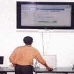 Theo dõi diễn biến tên miền trên màn hình 42 inch ở TT Quản lý Internet