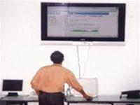Theo dõi diễn biến tên miền trên màn hình 42 inch ở TT Quản lý Internet