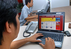 Các mặt hàng điện tử, điện máy vẫn được người tiêu dùng yên tâm hơn khi mua bán online bởi thông tin chi tiết, rõ ràng. (Ảnh: Thanh Hải) Các mặt hàng điện tử, điện máy vẫn được người tiêu dùng yên tâm hơn khi mua bán online bởi thông tin chi tiết, rõ ràng. (Ảnh: Thanh Hải)