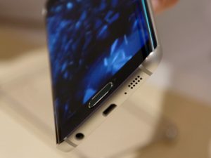 Có phải Galaxy S7 sẽ có mặt lưng cong và cổng USB-C?