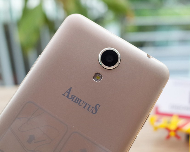 Arbutus AR5 – chiếc điện thoại đến từ Nhật có thiết kế y hệ iPhone 6