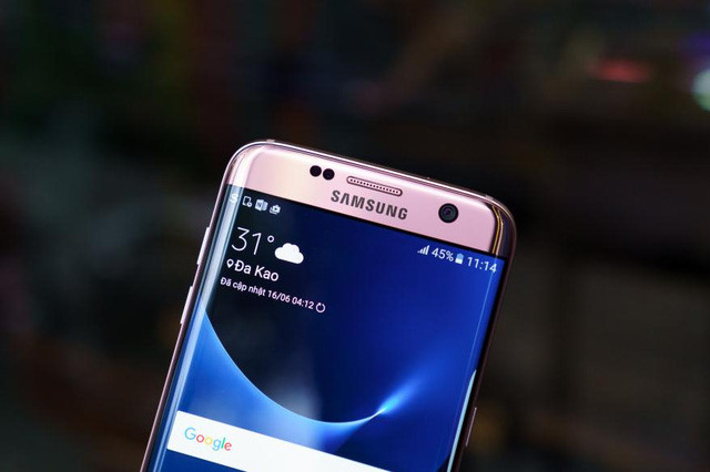 Mặt trước của Galaxy S7 Edge phiên bản màu hồng
