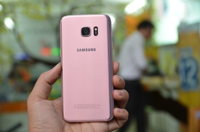 Mặt sau của Galaxy S7 Edge phiên bản màu hồng